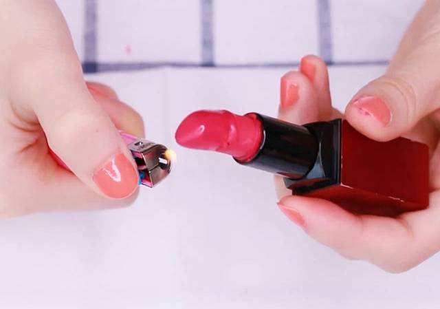 口红被8岁女孩弄坏,女孩弄坏妈妈的口红