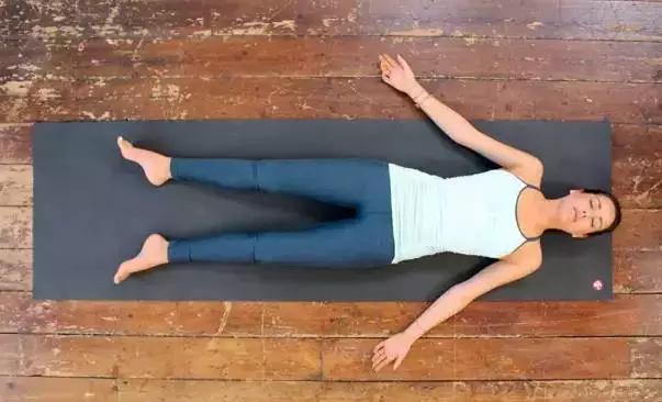 放屁缓解尴尬的说法,上课放屁如何化解尴尬高情商