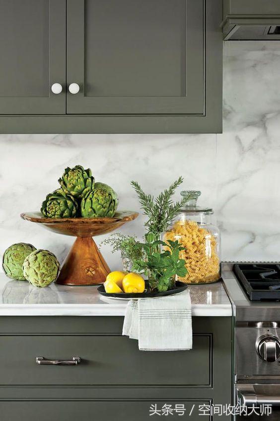 一双破鞋穿着磨脚还不如扔了,一双破了的袜子可以做什么