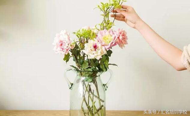 如何插花有艺术感教程详细,插花艺术的步骤技巧和方法