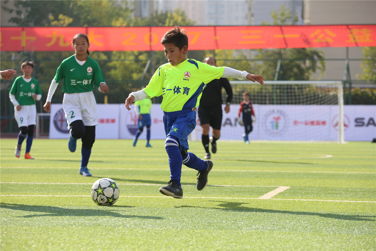 梅西贴地斩守门员,梅西点球攻破力瓦科维奇的球门