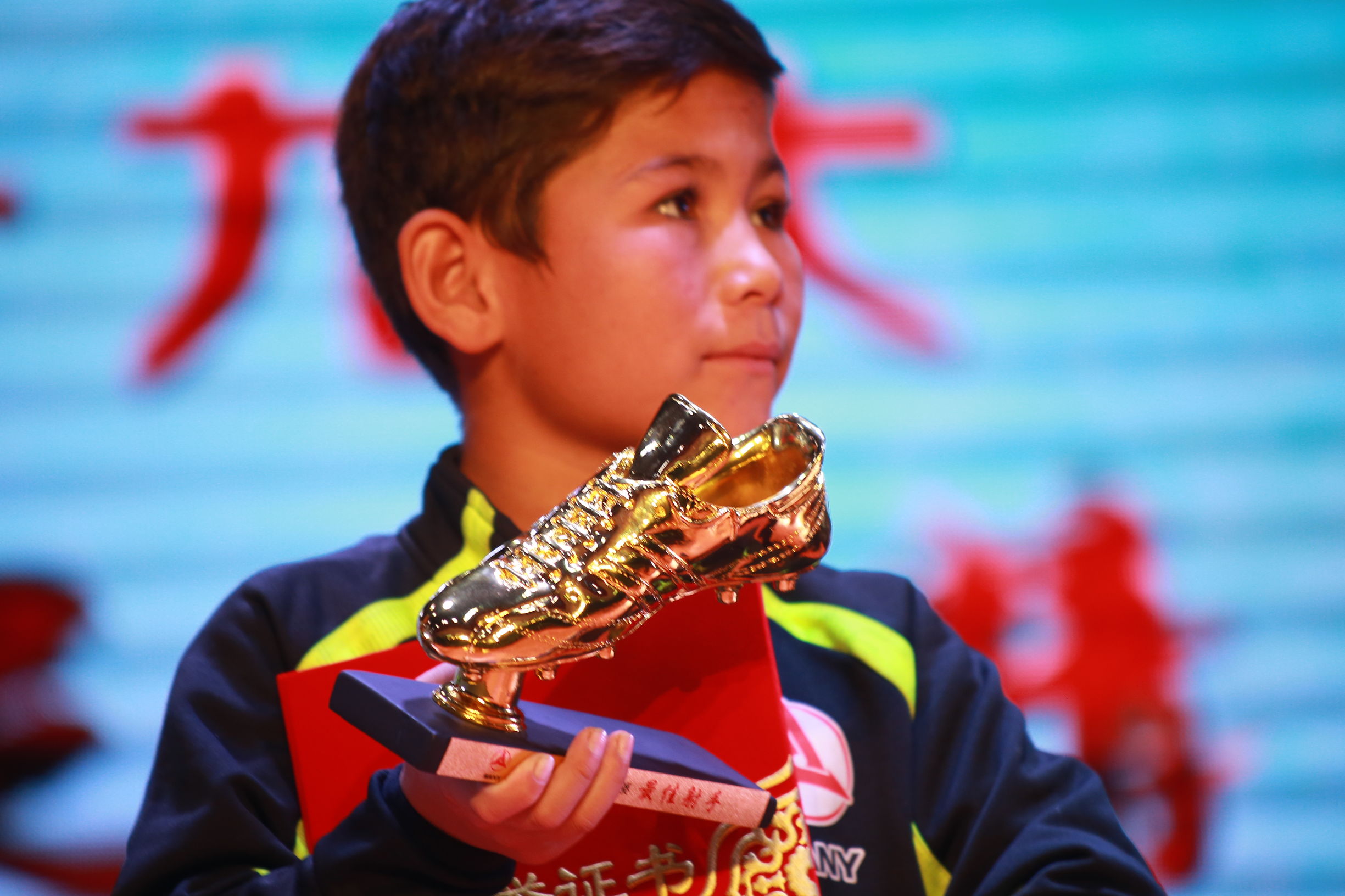 梅西贴地斩守门员,梅西点球攻破力瓦科维奇的球门