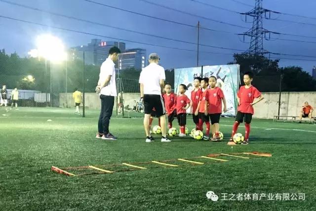 少儿足球基础训练跟球,王之才教学视频