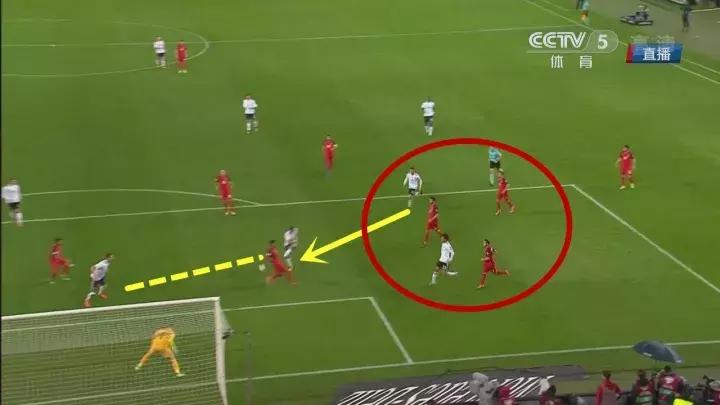 同样可以把球传到球门里，这样的德国队换上红色的衣服就是西班牙