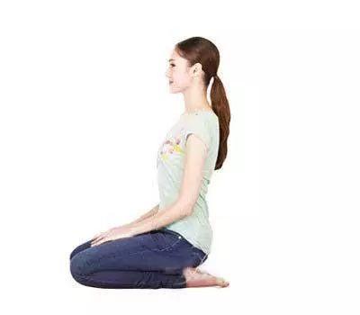 瑜伽课:4个瘦腿妙招,坐着也瘦腿