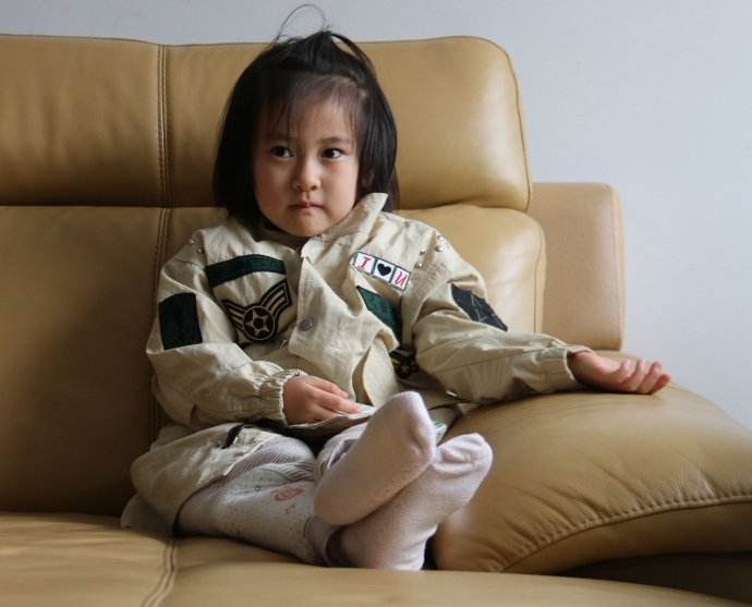 口红被8岁女孩弄坏,女孩弄坏妈妈的口红