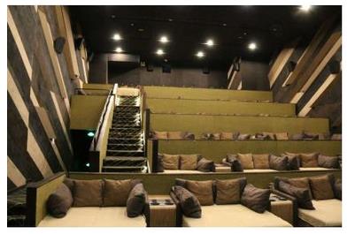 影院开床厅躺着看电影票价150元你看不看原创