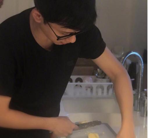 谢娜和张杰吃小蛋糕撒狗粮,谢娜张杰现实中很幸福吗