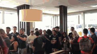 抢！疯！了！这款辣酱让美国人民激动万分，排队几小时只为买到它