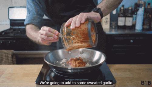 抢！疯！了！这款辣酱让美国人民激动万分，排队几小时只为买到它