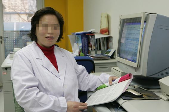 幼儿嘴里起红泡是怎么回事,宝宝嘴里刚开始白色皮后来变红色