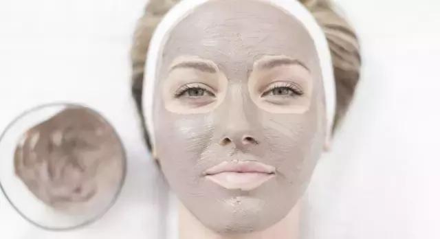 秋天给脸补补水,要给皮肤大量补水