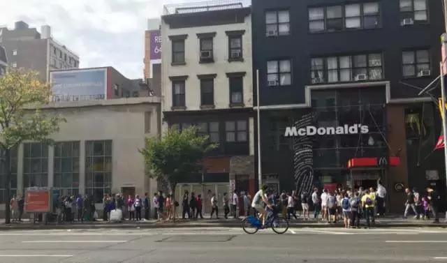 抢！疯！了！这款辣酱让美国人民激动万分，排队几小时只为买到它