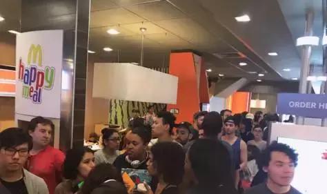 抢！疯！了！这款辣酱让美国人民激动万分，排队几小时只为买到它