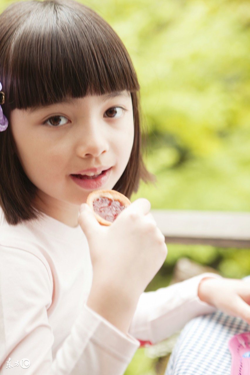 宝妈带孩子留什么发型好看,适合宝妈带娃简单易学的发型