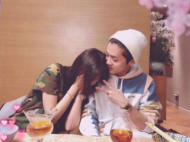 鍏虫檽褰ゆ潕鏄撳嘲tfboys,鍏虫檽褰ゆ潕鏄撳嘲鍚屽彴閲囪