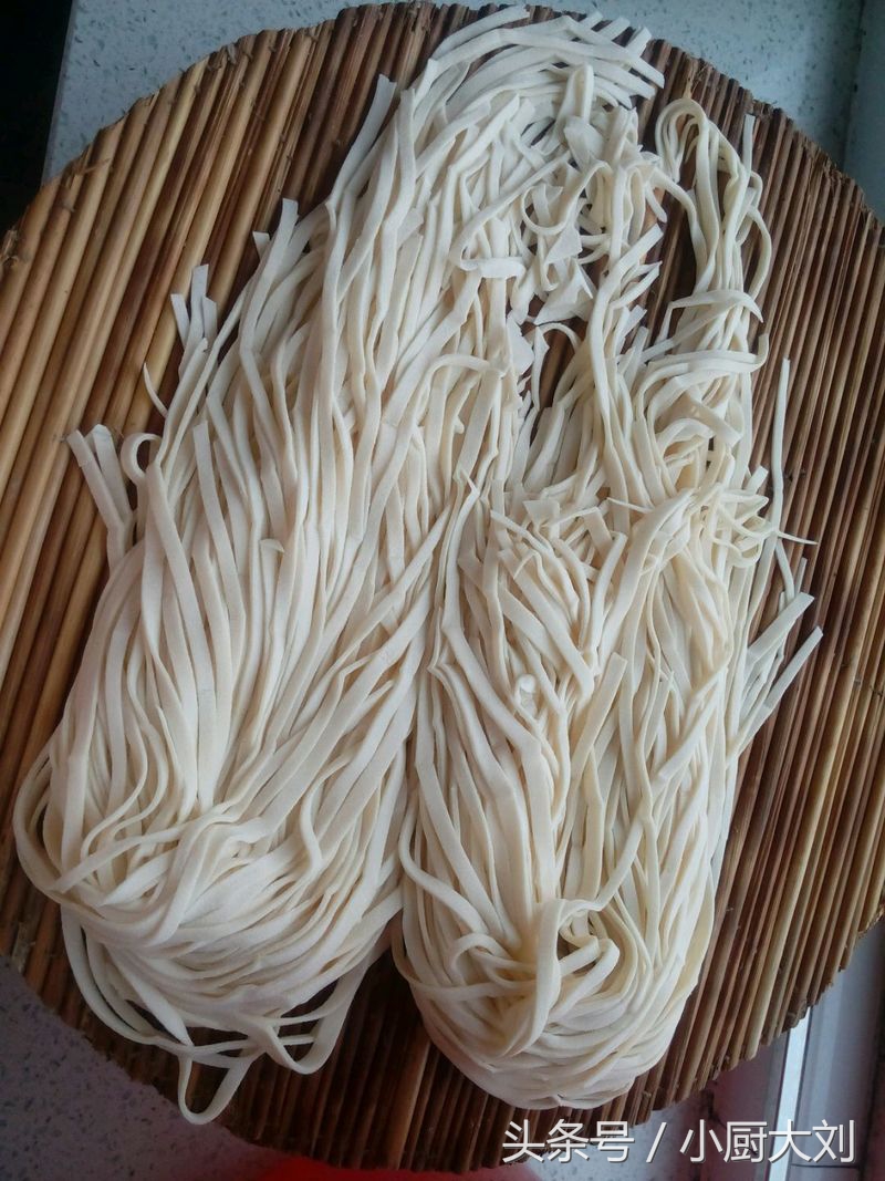 妈妈做的手擀面,和面揉面擀面切面动画