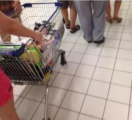 提醒：超市里的购物车千万别再这么用了，出事了！