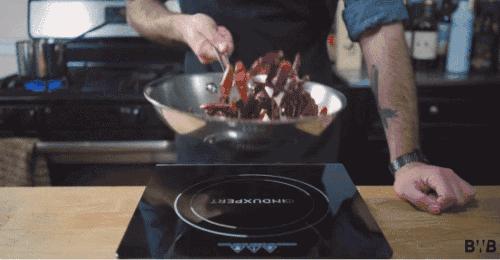 抢！疯！了！这款辣酱让美国人民激动万分，排队几小时只为买到它