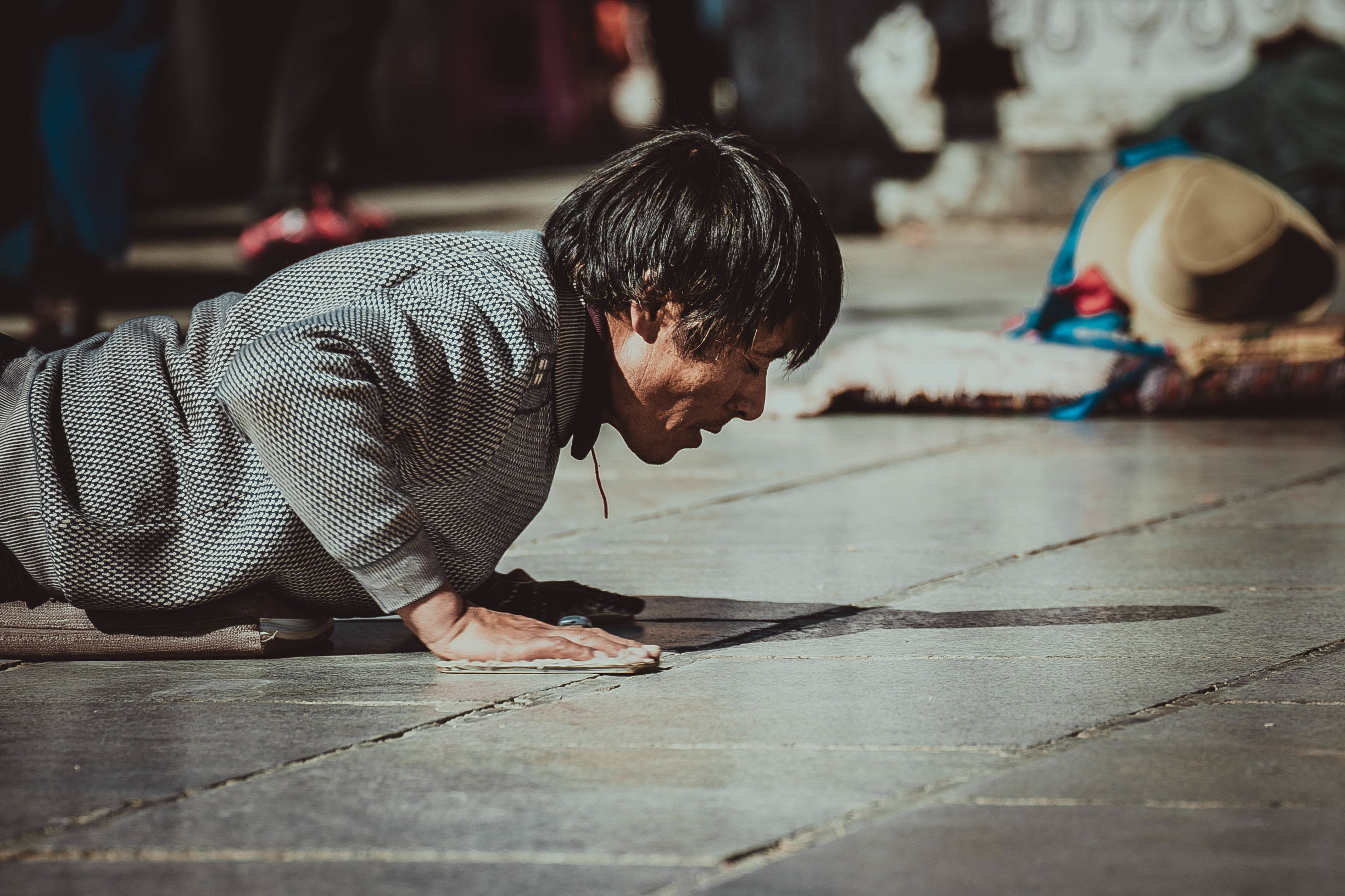 *藏西**的山石上，抱琴不愿归