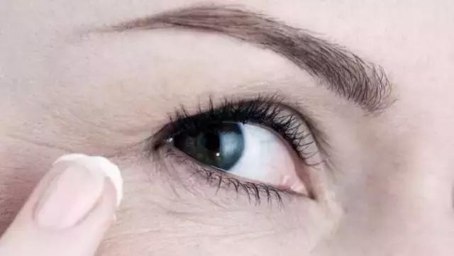 秋天给脸补补水,要给皮肤大量补水