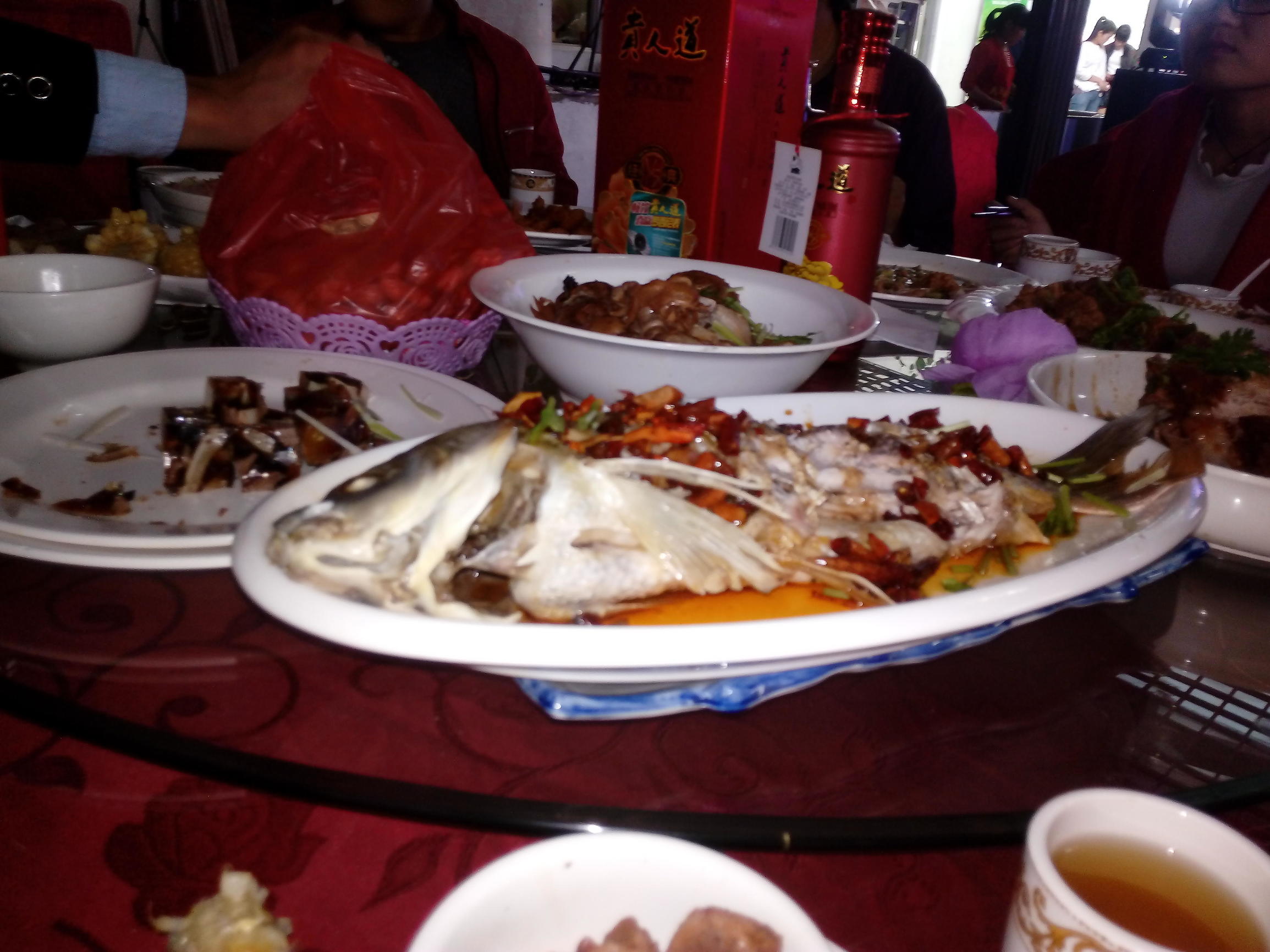 山东1米28小伙花188万彩礼,农村小伙结婚吃酒席