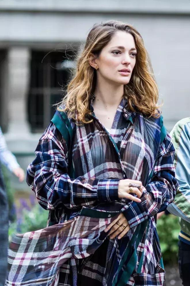 显脸小有层次感的中长发,中长发什么造型显小