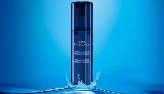 秋天给脸补补水,要给皮肤大量补水