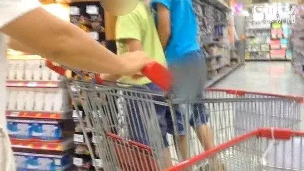 提醒：超市里的购物车千万别再这么用了，出事了！