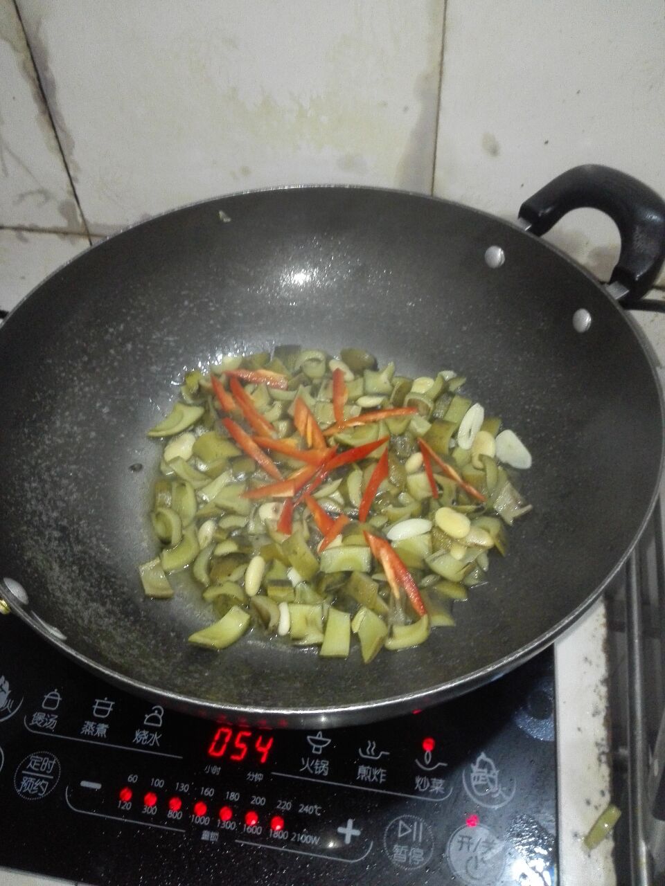 超级下饭菜豆角牛肉粒,超下饭的蒜苗牛肉粒