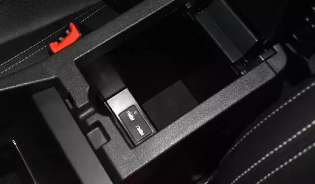 帝豪usb插口怎么更换,三代帝豪驾驶位没有usb插口