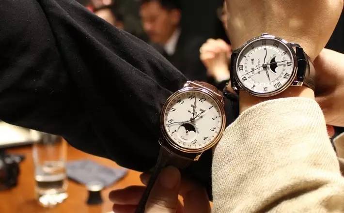 我们见到了瑞士制表师大神,他在雕刻一只金丝猴|雅趣臻选