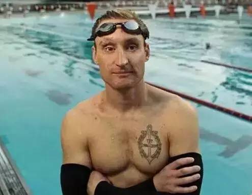 一位英国手表设计师，他有100种方法取代传统指针表示时间