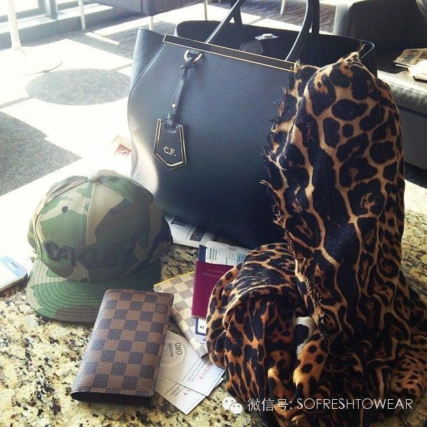 买钱包还是卡包,chanel链条钱包好买吗