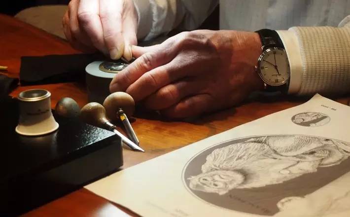 我们见到了瑞士制表师大神,他在雕刻一只金丝猴|雅趣臻选