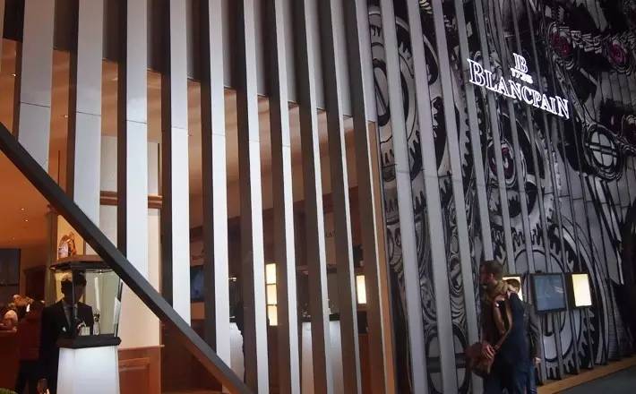 我们见到了瑞士制表师大神,他在雕刻一只金丝猴|雅趣臻选