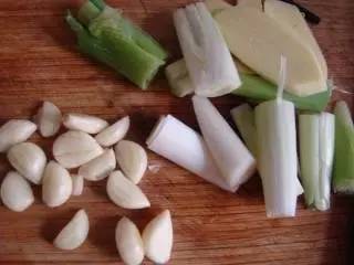 如何让菜品看起来油亮,教你1招口感脆嫩又入味