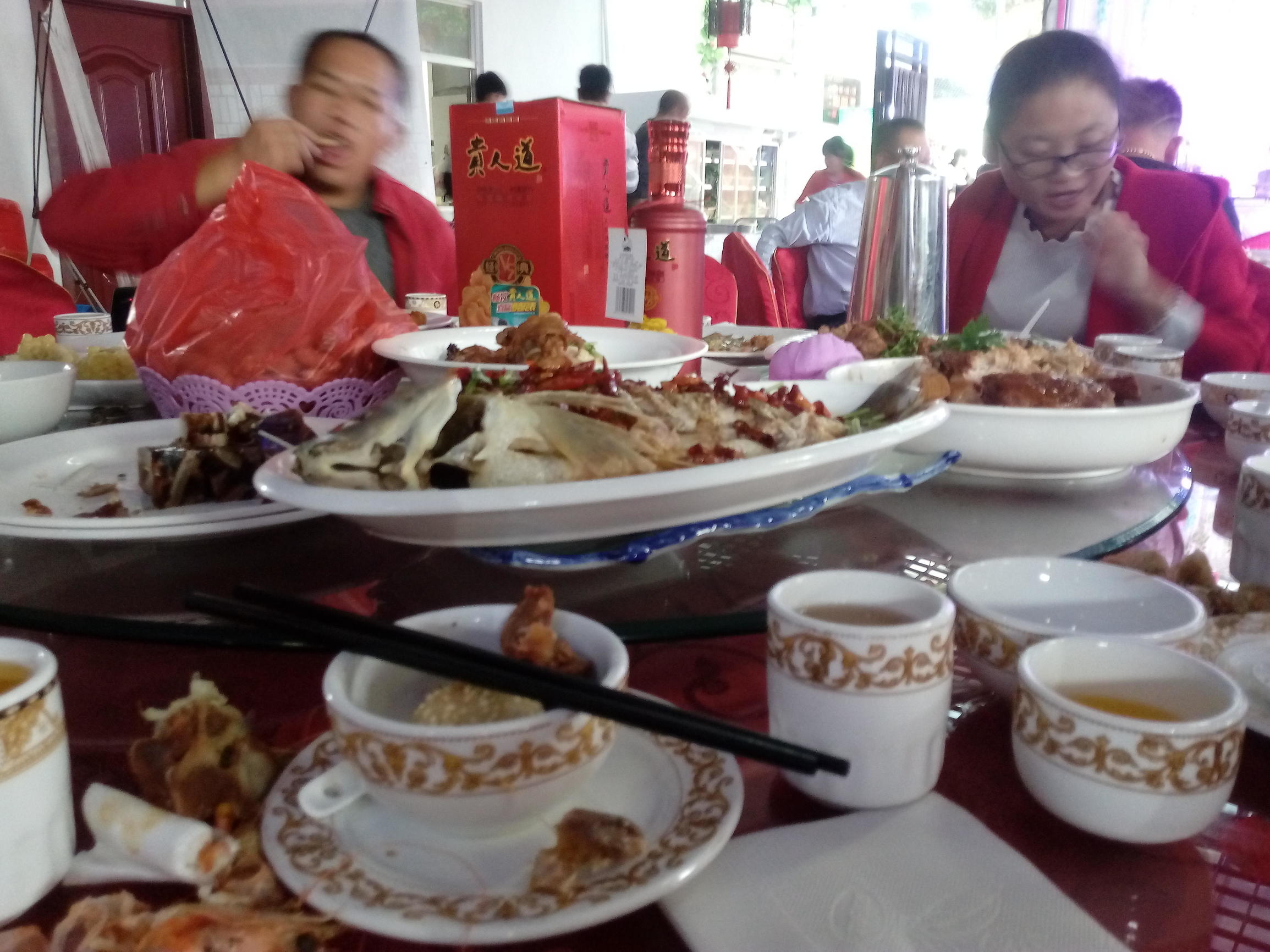 山东1米28小伙花188万彩礼,农村小伙结婚吃酒席