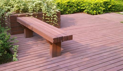 户外防腐木用水性漆还是木蜡油好,户外防腐木需要刷木蜡油吗为什么