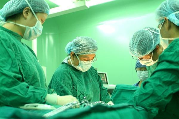 胎儿踢破子宫卡在妈妈肚子里,胎儿一脚踢破子宫怎么回事