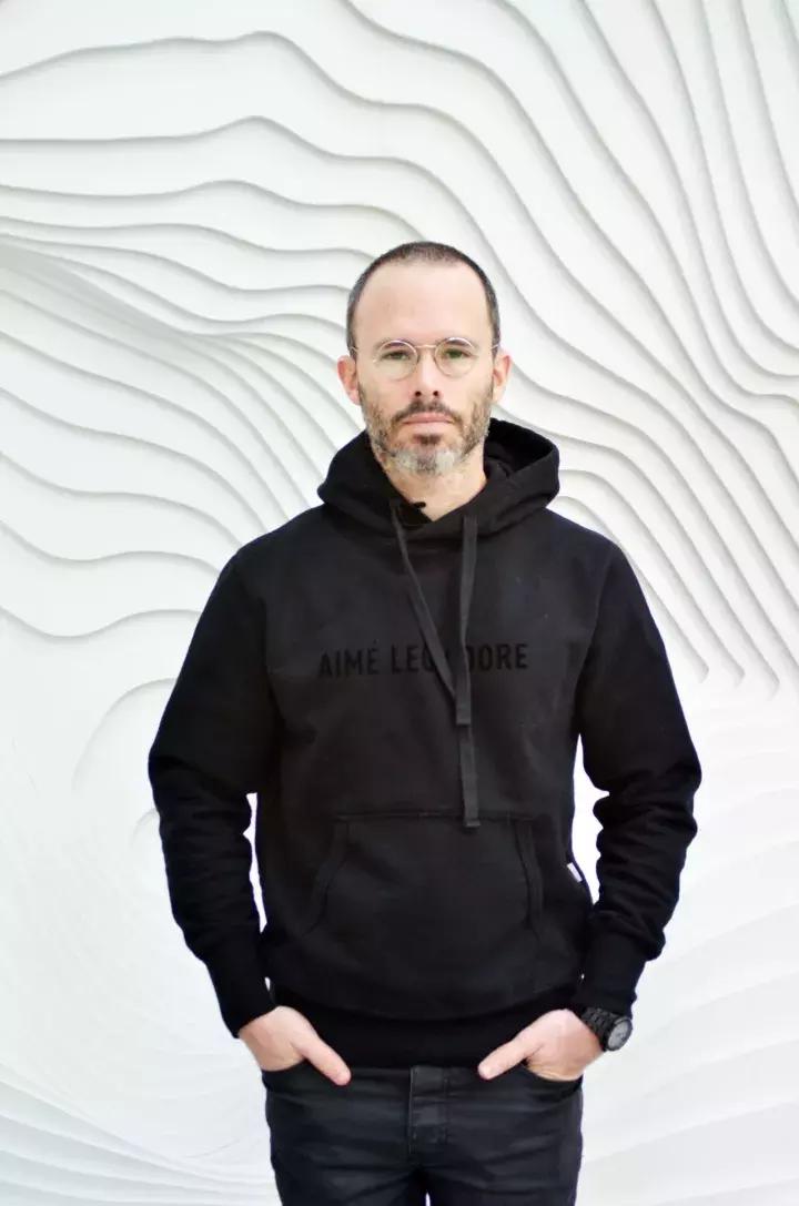 厉害了!这个把700双AJ挂起来当装饰的设计才叫牛!