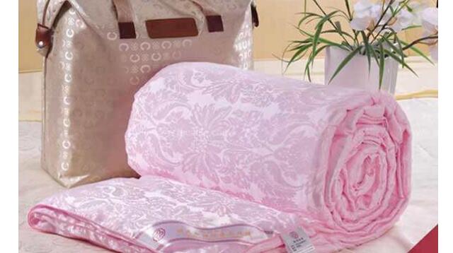 新买的被子异味很大应该怎么处理,被子有潮味怎么解决