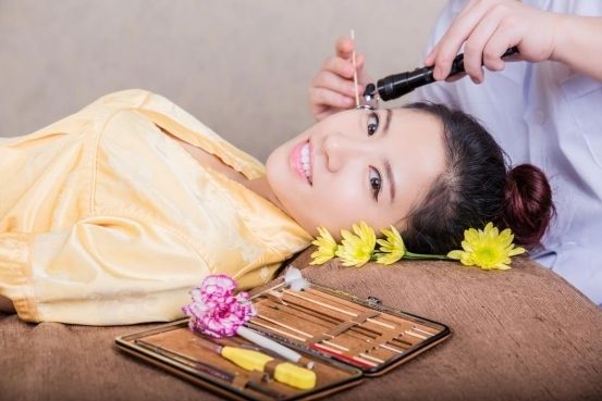 女子采耳感染脚气,女生到采耳店洗脚