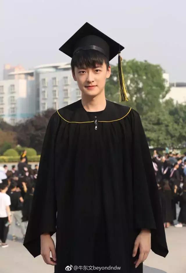 苏炳添大婚谢震业被拍合照,飞人苏炳添大婚跳小苹果