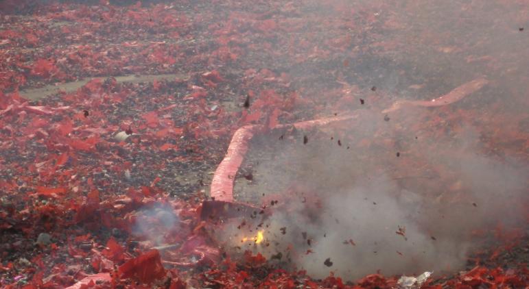 刚买的新车,老丈人一串鞭炮下去,光喷漆就花了3000元