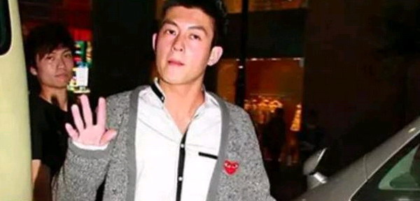 胸前有个标志很贵的衣服,那件t恤衫的价格英文怎么说