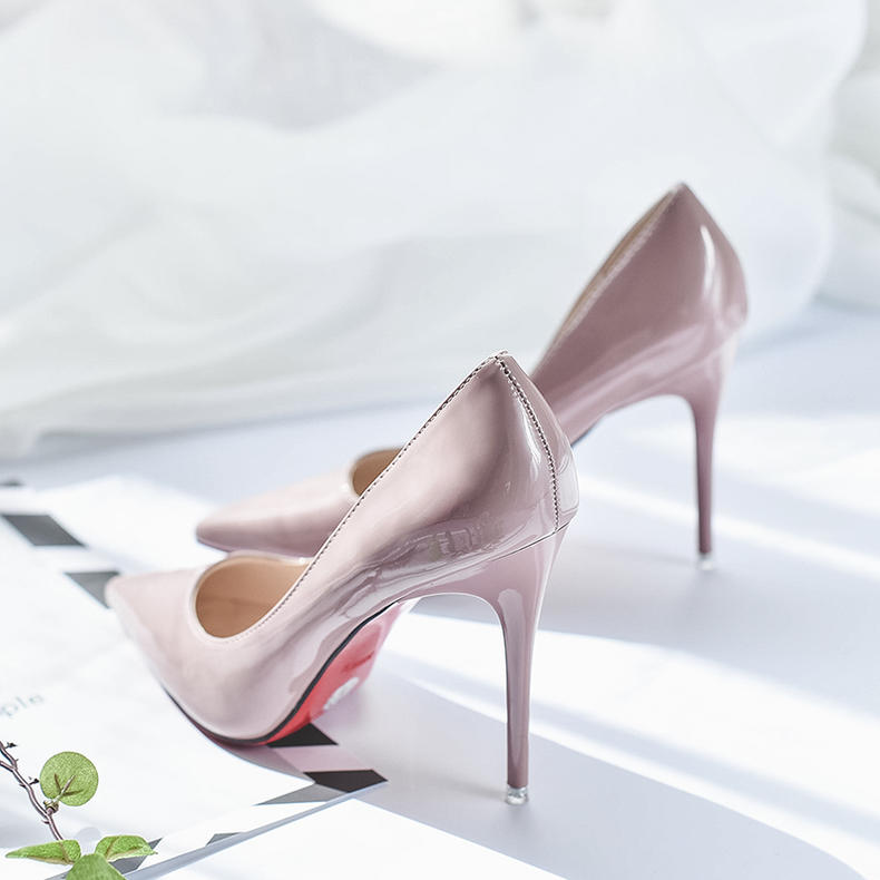 小方包搭什么鞋,百搭小方包