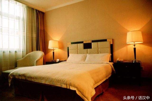 闻搜佳句题红叶时作新诗寄白云