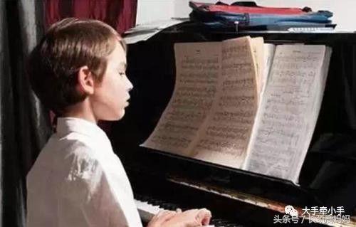 小孩刚刚发现近视怎么预防,孩子出现近视的前兆家长要注意了