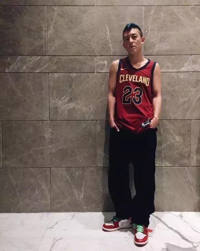 陈冠希穿老詹球衣开演唱会,陈冠希穿詹姆斯球衣演唱会